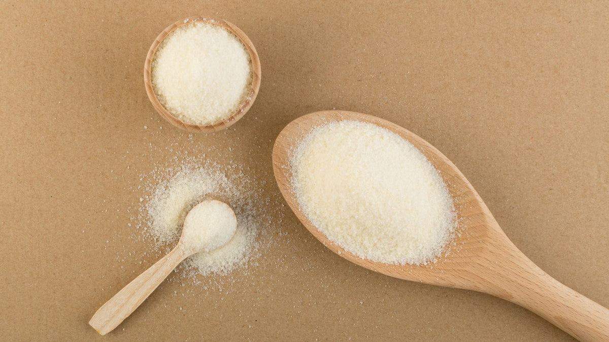 Collagen hydrolysate powder in spoons and bowl
